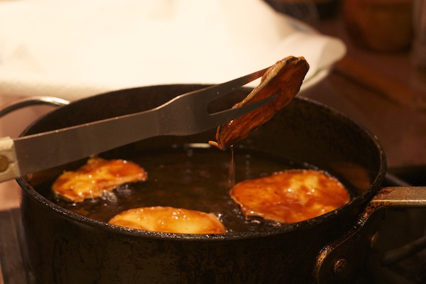 draining-excess-oil-from-fried-eggplant-for-eggplant-parmesan